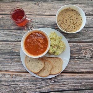 Dieta podstawowa Żurek z ziemniakami Fasolka po bretońsku Chleb mieszany pszenno-żytni Surówka z pora z jabłkiem Kompot owocowy z jabłkami